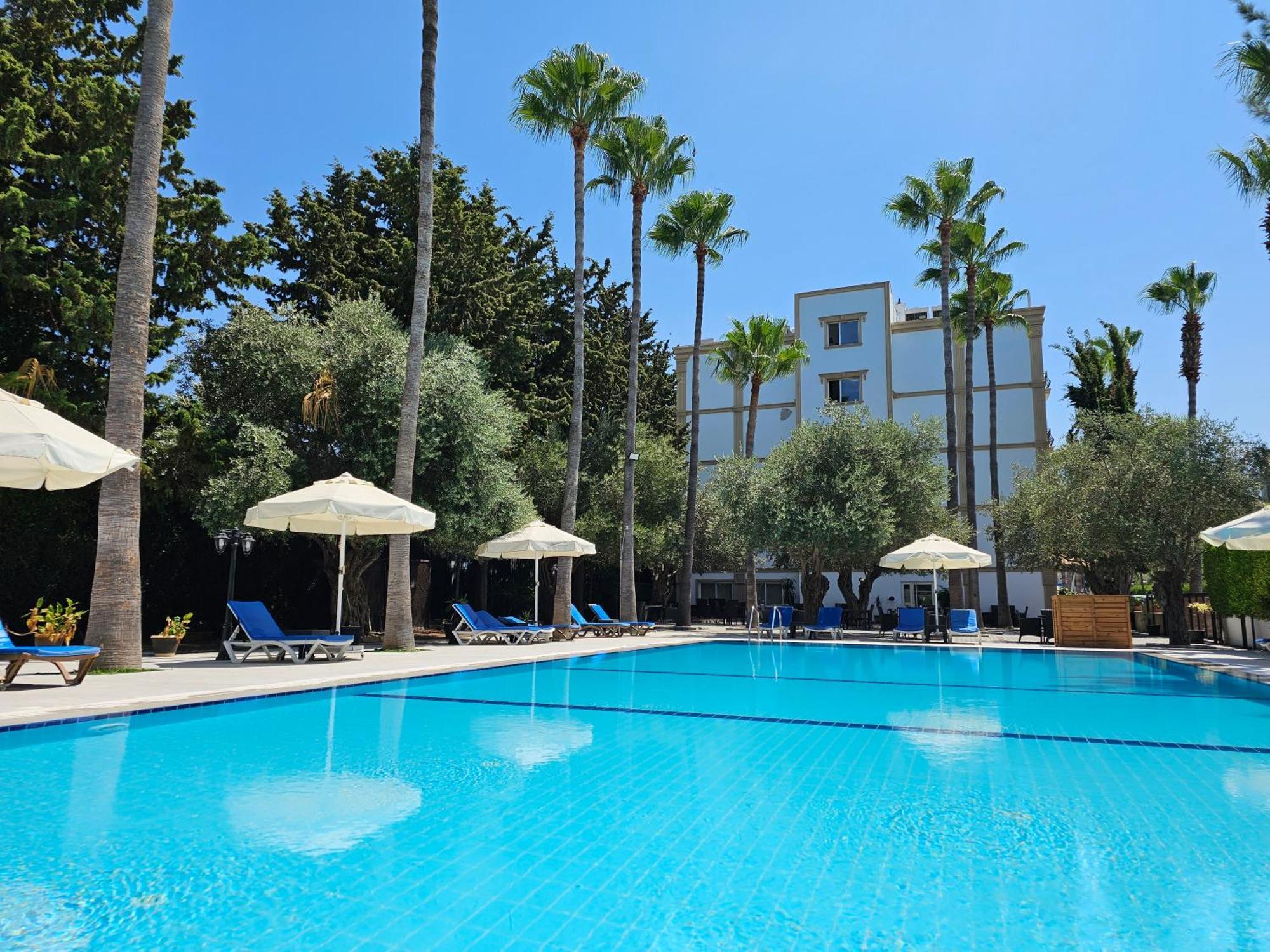 קיירניה Park Palace Hotel מראה חיצוני תמונה
