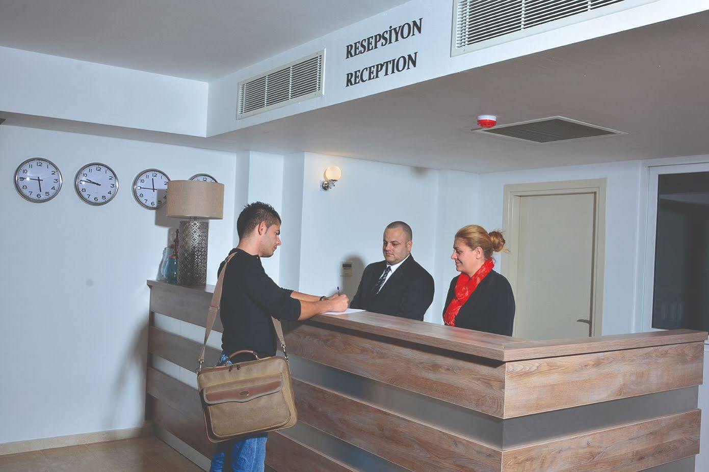 קיירניה Park Palace Hotel מראה חיצוני תמונה